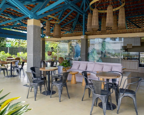 Exterior view of Café Quindío Tambo El Edén in Calarcá with countryside scenery.