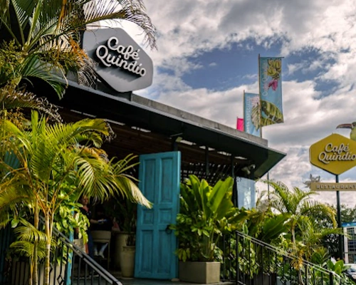 Café Quindío Gourmet Armenia coffee shop interior with specialty drinks and Vida Park surroundings.