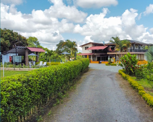 Finca Turística Los Alpes Quimbaya rural hotel surrounded by nature and countryside landscapes in Colombia’s Coffee Region.