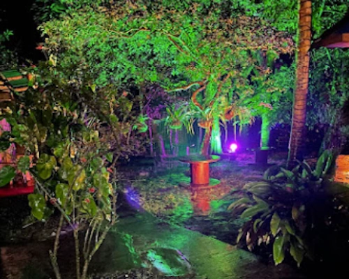 Hostal La Pijaraña exterior and common areas in the center of Salento, Quindío.